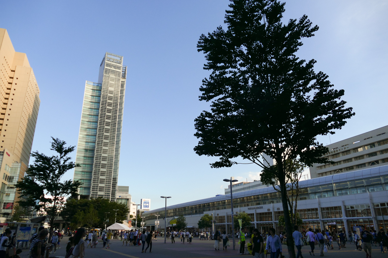 桜木町駅前