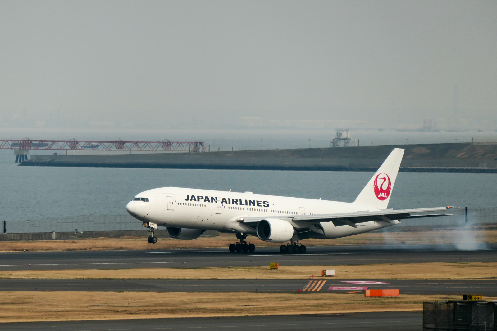 羽田空港に着陸するJAL