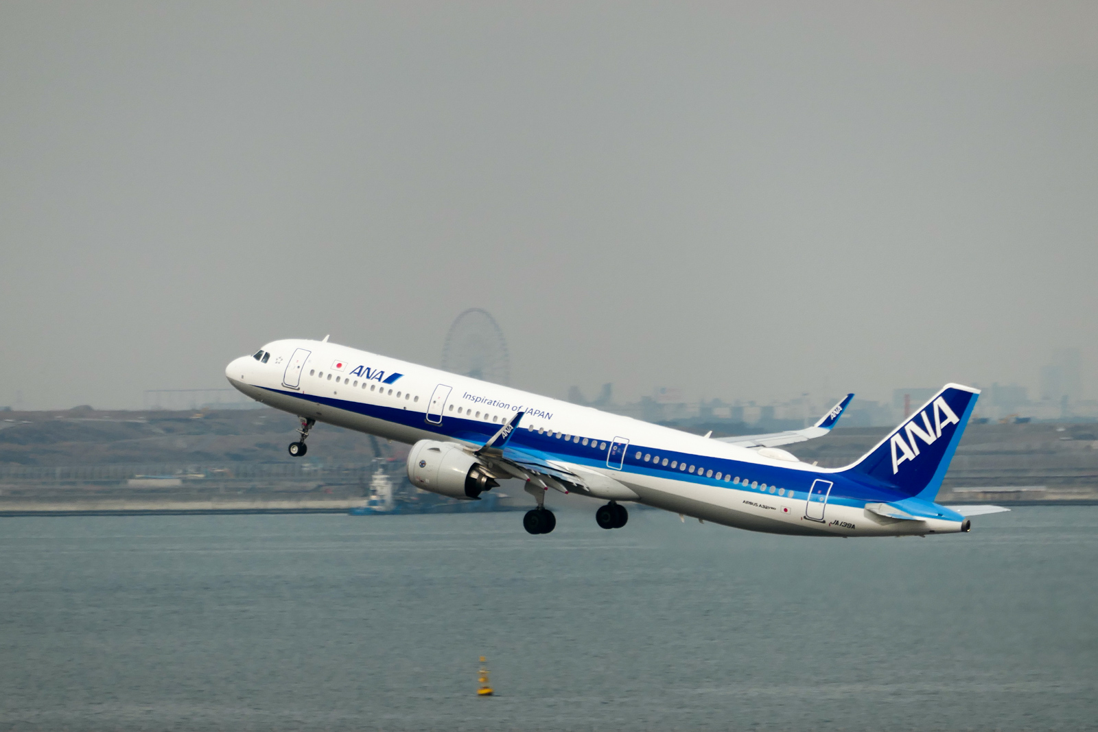 羽田空港から離陸するANA